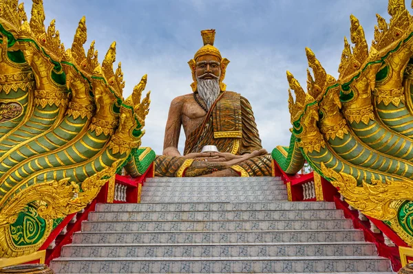 Suphan Buri / Tayland / 15 Ağustos 2020: Hermit Park, dünyanın en büyüğü. Dhamma Vipassana (İlçe Din Merkezi )