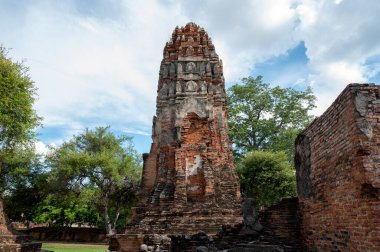 Ayutthaya / Tayland / 8 Ağustos 2020: Wat Ratchaburana, Antik Budist tapınağı özenle hazırlanmış oymalar ve restore edilmiş bir kule ve mezar ile duruyor.
