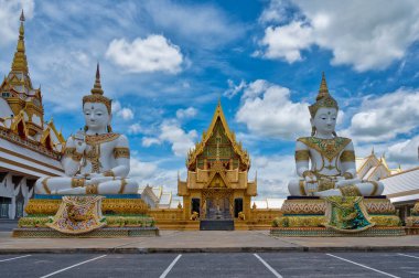 Nakhon Pathom / Tayland / Ağustos 09.2020: Wat Charoen Rat Bamrung. Tapınak çok güzel, bütün kilise ve muhteşem tapınağın önündeki Buda heykeli.