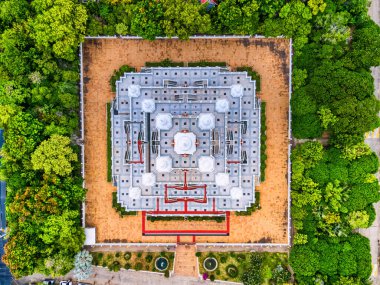 Samut Prakan, Tayland / 27 Eylül 2020: Wat Asokaram, Beyaz Budist Pagoda 'nın Güzel Alacakaranlık Bakışı