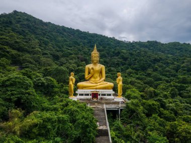 Mueang Lop Buri Bölgesi, Lopburi / Tayland / 10 Ekim 2020: Saladaeng Tapınağı. Kral Rama 'nın 50. saltanatını kutlamak için inşa edilmiş yaklaşık 222 basamak var..