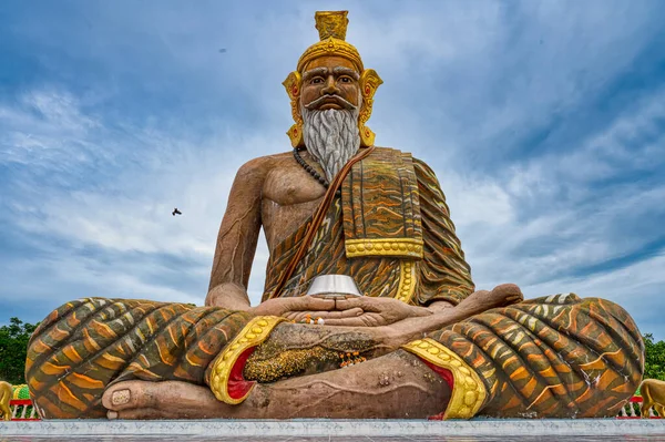 Suphan Buri / Tayland / 15 Ağustos 2020: Hermit Park, dünyanın en büyüğü. Dhamma Vipassana (İlçe Din Merkezi )