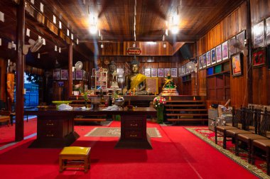 Samut Sakhon / Tayland / 30 Ağustos 2020: Prensiplerin yeri 5, Baan Saphan Barajı, Buda resminin başındaki dördüncü Buda resmi