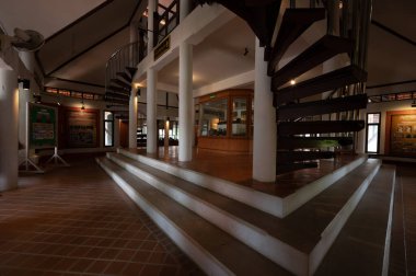 Bang Rachan Bölgesi, Sing Buri / Tayland / 10 Ekim 2020: Mae Nam Noi Fırını, Wat Phra Prang. 1914 ve 2310 yılları arasında Ayutthaya dönemindeki en büyük çömlek üretim alanıdır..