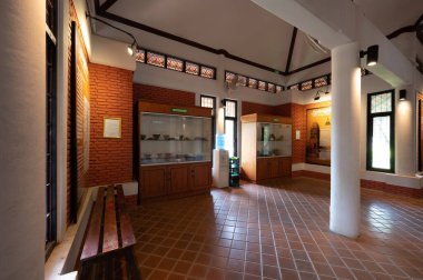 Bang Rachan Bölgesi, Sing Buri / Tayland / 10 Ekim 2020: Mae Nam Noi Fırını, Wat Phra Prang. 1914 ve 2310 yılları arasında Ayutthaya dönemindeki en büyük çömlek üretim alanıdır..