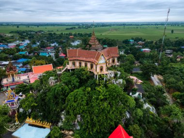 Lopburi, Tayland - 9 Ekim 2020: Wat Khao Samo Khon, Eski şehrin şehir manzarası. Lopburi 'de turist seyahatiyle ünlü..