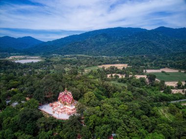 Chon Buri / Tayland / 23 Ekim 2020: Wat Khao Mai Daeng, Tepelerde huzur ve huzur.