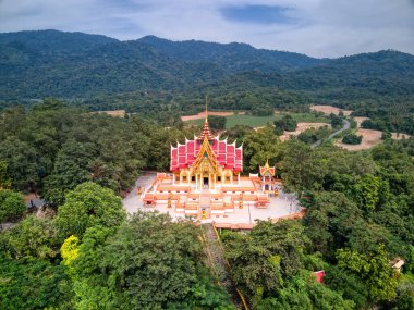 Chon Buri / Tayland / 23 Ekim 2020: Wat Khao Mai Daeng, Tepelerde huzur ve huzur.