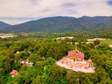 Chon Buri / Tayland / 23 Ekim 2020: Wat Khao Mai Daeng, Tepelerde huzur ve huzur.