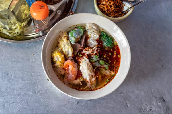 Sopa Albóndigas Cerdo Tipo Comida Tailandesa Que Está Influenciada Por — Foto de Stock