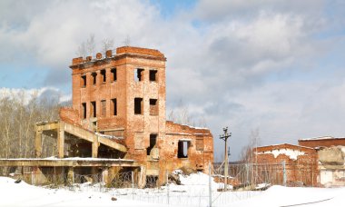 Bina çok eski terkedilmiş tuğla