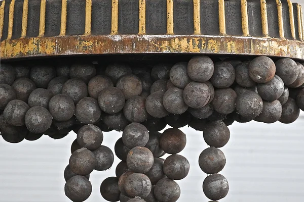 磁石を保持する研削ボール — ストック写真