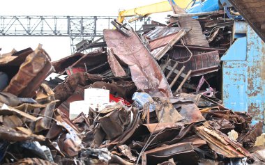 büyük hurda metal yığını
