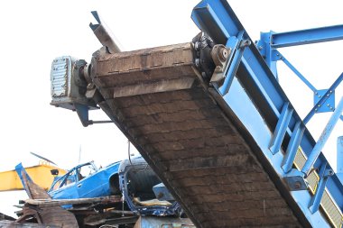 hurda metal taşımak için Asansör