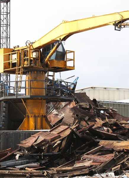 Gru per spostare i rottami metallici — Foto Stock