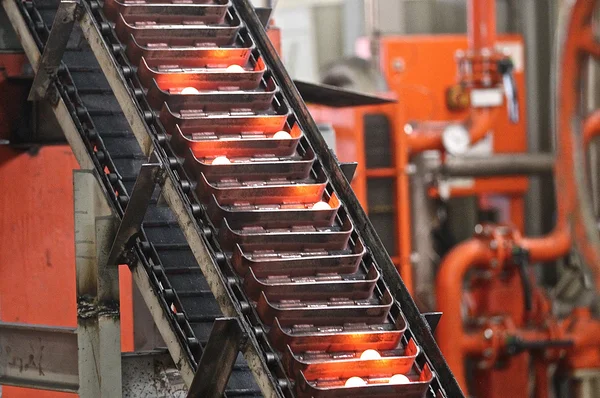 Elevador para levantar bolas de moagem a quente — Fotografia de Stock