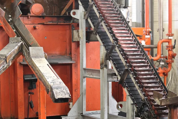 Ascensor para levantar bolas de molienda en caliente —  Fotos de Stock