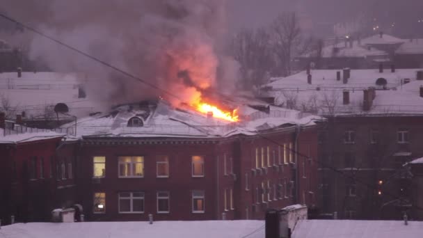 Fogo no telhado de uma casa em Moscou — Vídeo de Stock