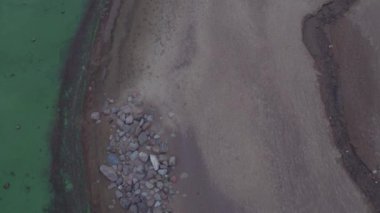 Baltık Denizi 'nin Finlandiya Körfezi' nin kıyısından uçarak.