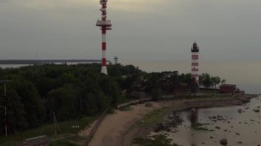 Baltık Denizi Körfezi 'nin güney kıyısındaki Shepelevsky deniz feneri ve iletişim kulesi yakınlarında uçuş.