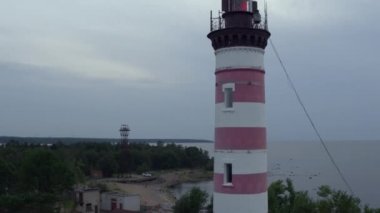 Baltık Denizi Körfezi 'nin güney kıyısındaki Shepelevsky deniz feneri ve iletişim kulesi yakınlarında uçuş.