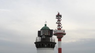 Baltık Denizi Körfezi 'nin güney kıyısındaki Shepelevsky deniz feneri ve iletişim kulesi yakınlarında uçuş.