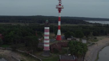 Baltık Denizi Körfezi 'nin güney kıyısındaki Shepelevsky deniz feneri ve iletişim kulesi yakınlarında uçuş.