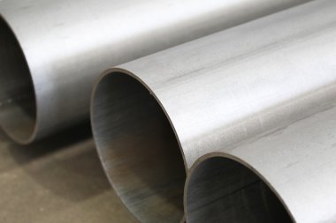 Parlak metal borular