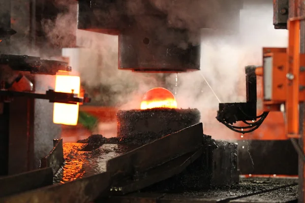 Processo automático de estampagem a quente de bolas de moagem — Fotografia de Stock