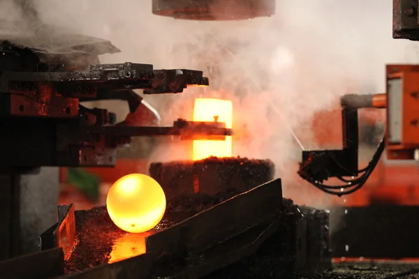 Автоматический процесс горячего штампования шлифовальных шариков — стоковое фото
