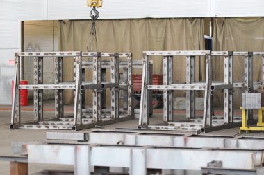 Çelik konstrüksiyonların montajı yerleştirin