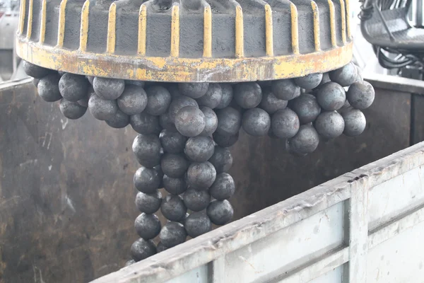 Magneet houdt slijpen ballen — Stockfoto