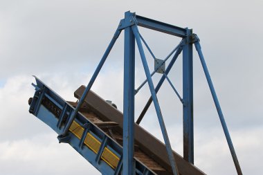 hurda metal taşımak için Asansör