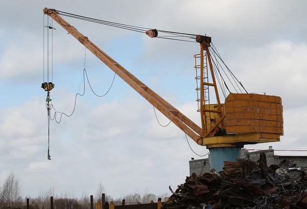 En kran att flytta metallskrot — Stockfoto