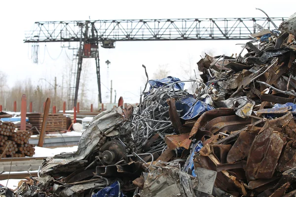 Una gru per spostare il rottame metallico — Foto Stock