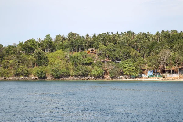 Malownicze widoki na wybrzeże wyspy Phi Phi — Zdjęcie stockowe