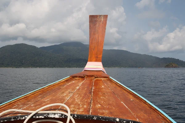 Традиционная тайская лодка — стоковое фото