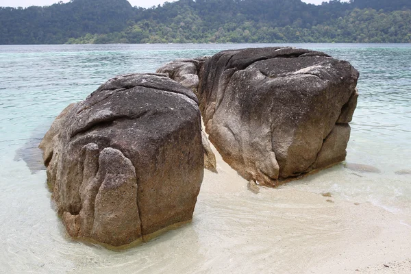 Grands rochers sur la plage — Photo