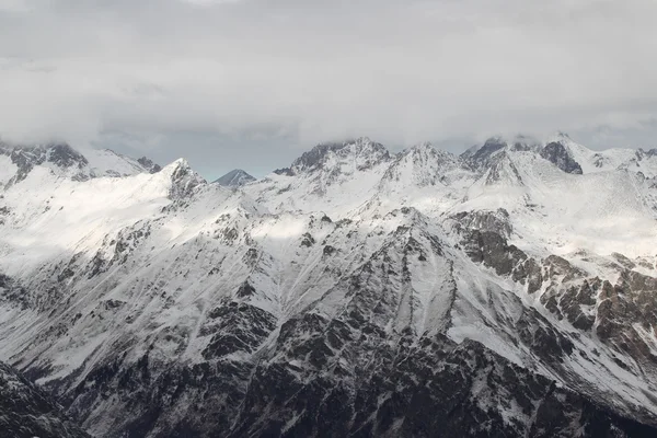 Vedere scenică a munților, stațiune de schi Dombay — Fotografie, imagine de stoc