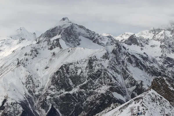 Rozhledny na horách, lyžařské středisko Dombay — Stock fotografie