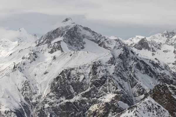 Vedere scenică a munților, stațiune de schi Dombay — Fotografie, imagine de stoc