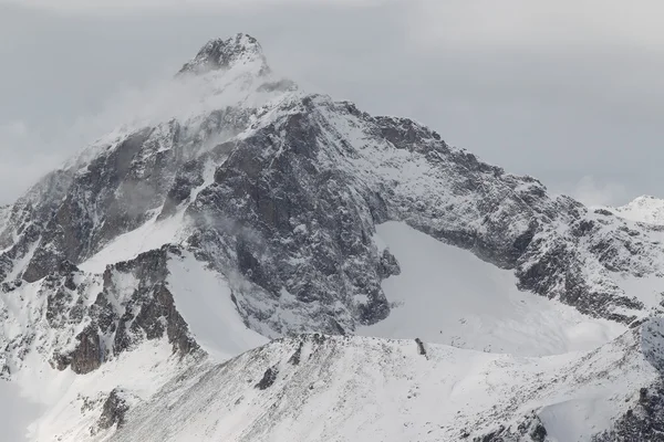 Vista panorâmica das montanhas, estância de esqui Dombay — Fotos gratuitas