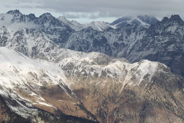 Vedere scenică a munților, stațiune de schi Dombay — Fotografie, imagine de stoc