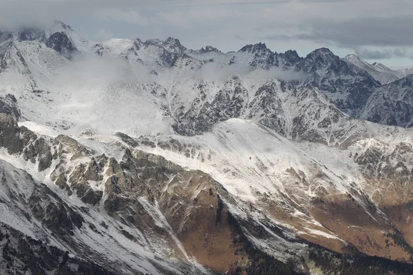 Vedere scenică a munților, stațiune de schi Dombay — Fotografie, imagine de stoc