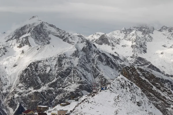 Schilderachtig uitzicht op de bergen, skigebied Dombay — Stockfoto