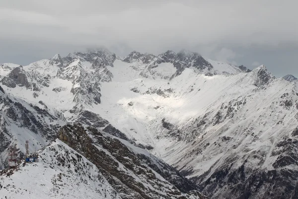 Malowniczy widok na góry, ośrodek narciarski Dombay — Zdjęcie stockowe
