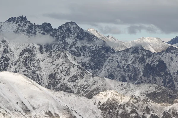 Vedere scenică a munților, stațiune de schi Dombay — Fotografie, imagine de stoc