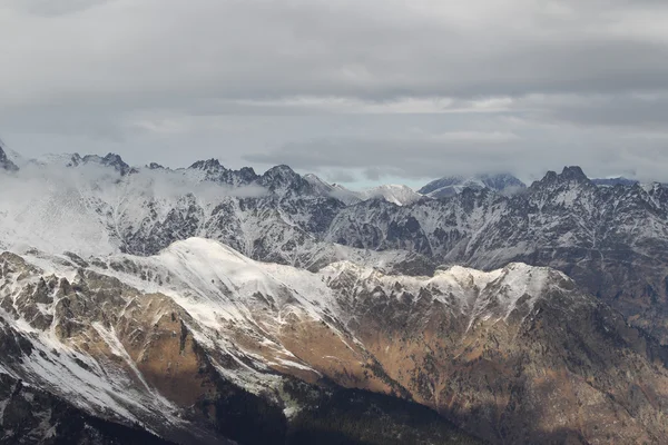 Vedere scenică a munților, stațiune de schi Dombay — Fotografie, imagine de stoc