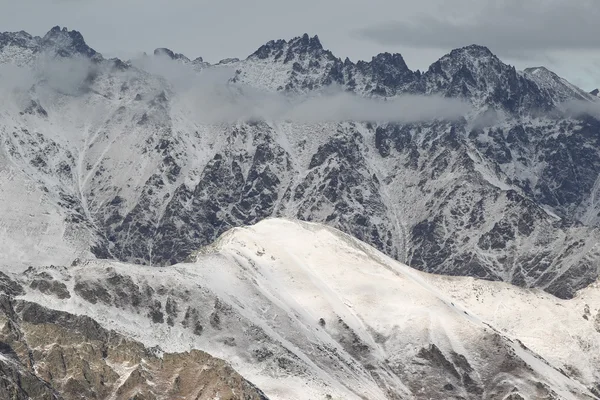 Schilderachtig uitzicht op de bergen, skigebied Dombay — Stockfoto