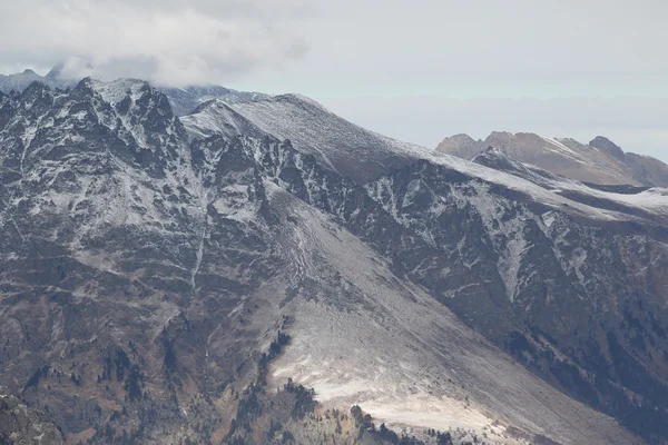 Vedere scenică a munților, stațiune de schi Dombay — Fotografie de stoc gratuită